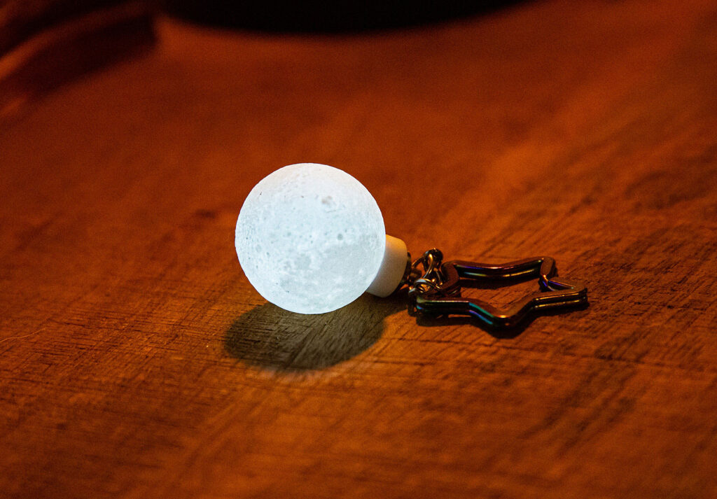 Porte-clé lumineux avec surface de la lune